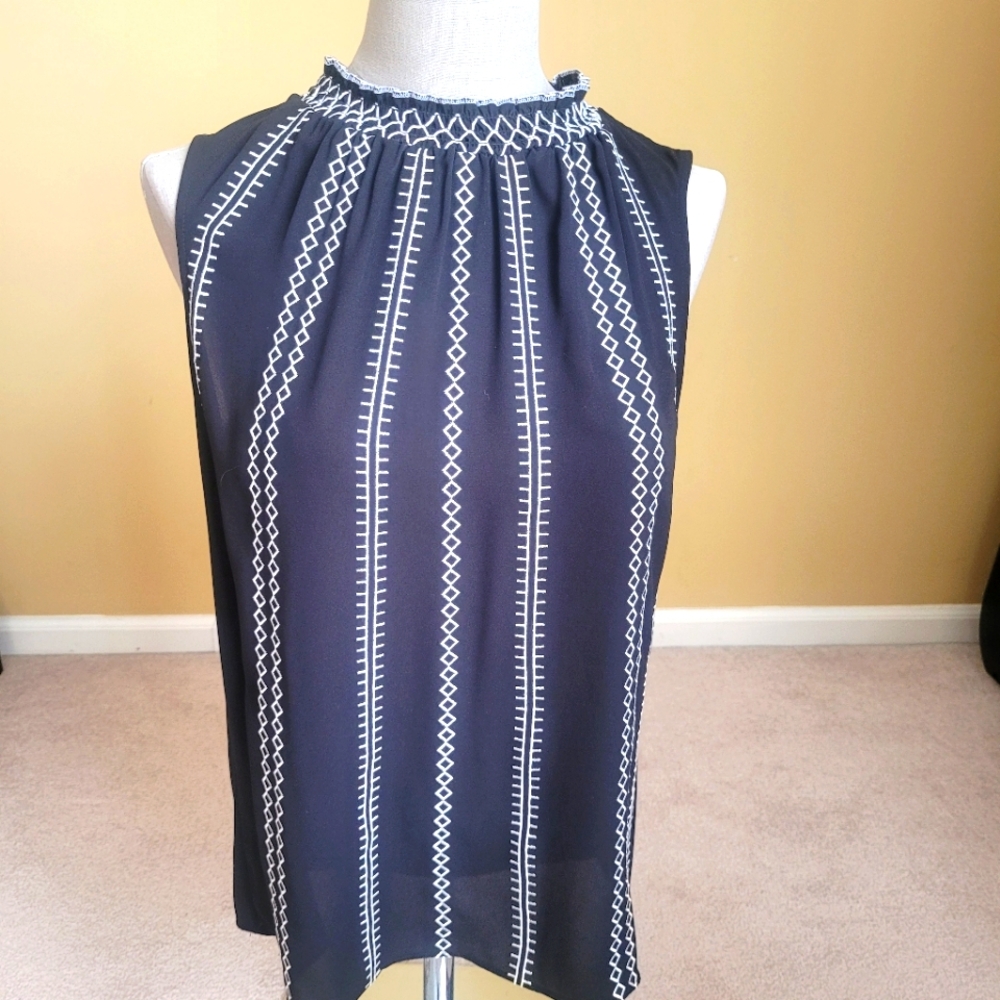 WHBM Like New Black Sleeveless Top with White Geometric Pattern - Size 4